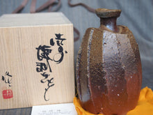 Load image into Gallery viewer, Japanese Bizen Ware Ryuichi Kakurezaki Tokkuri Sake Bottle H14cm Pottery w/Box
