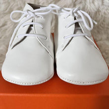 Load image into Gallery viewer, HERMES Paris Baby First Shoes Baby Sneakers 10cm Leather White String Type w/Box
