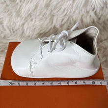 Load image into Gallery viewer, HERMES Paris Baby First Shoes Baby Sneakers 10cm Leather White String Type w/Box
