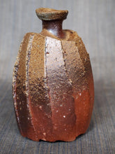 Load image into Gallery viewer, Japanese Bizen Ware Ryuichi Kakurezaki Tokkuri Sake Bottle H14cm Pottery w/Box
