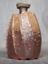 Load image into Gallery viewer, Japanese Bizen Ware Ryuichi Kakurezaki Tokkuri Sake Bottle H14cm Pottery w/Box
