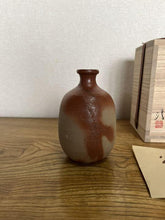 Load image into Gallery viewer, Bizen Ware By Jun Isezaki Hidasuki Red Tokkuri Sake Bottle Vase Pottery w/Box
