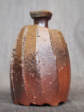 Load image into Gallery viewer, Japanese Bizen Ware Ryuichi Kakurezaki Tokkuri Sake Bottle H14cm Pottery w/Box
