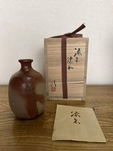 Load image into Gallery viewer, Bizen Ware By Jun Isezaki Hidasuki Red Tokkuri Sake Bottle Vase Pottery w/Box
