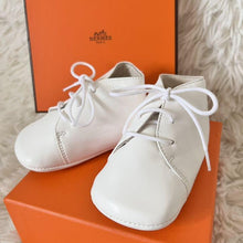 Load image into Gallery viewer, HERMES Paris Baby First Shoes Baby Sneakers 10cm Leather White String Type w/Box

