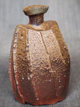 Load image into Gallery viewer, Japanese Bizen Ware Ryuichi Kakurezaki Tokkuri Sake Bottle H14cm Pottery w/Box
