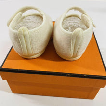 Load image into Gallery viewer, HERMES Paris Auth. Baby First Shoes Angora Wool Blend Solid Off White Snap w/Box

