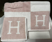Load image into Gallery viewer, HERMES Paris Avalon Hand Towel &amp; Bath Towel Set 2 Pieces Cotton Pink Rose w/Box
